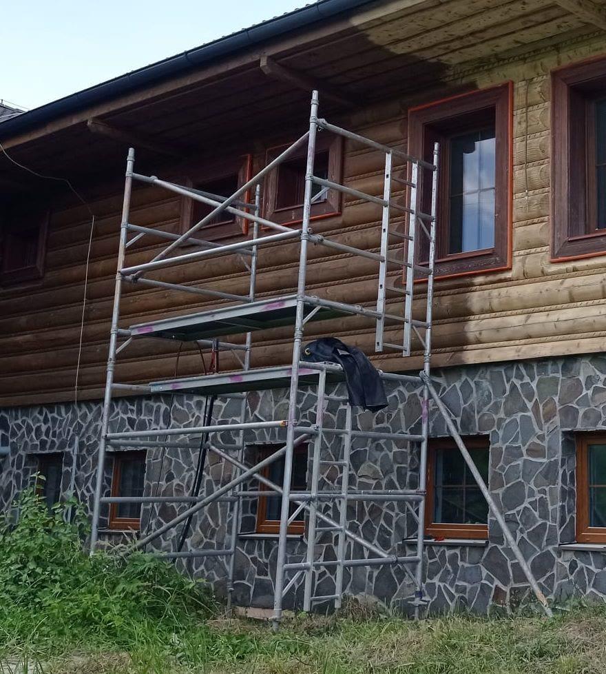 Pojazdné lešenie pri rekonštrukcii rodinného domu
